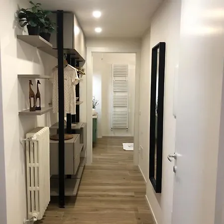 Via Scale Apartments, Como, アパート