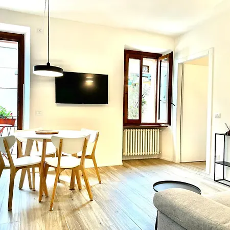 Via Scale Apartments, Como, דירה